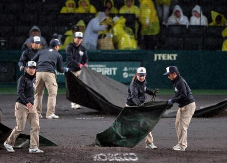 ７回阪神攻撃中、雨が強まり中断し、マウンドとホームベース付近にシートが敷かれる（撮影・山口登）