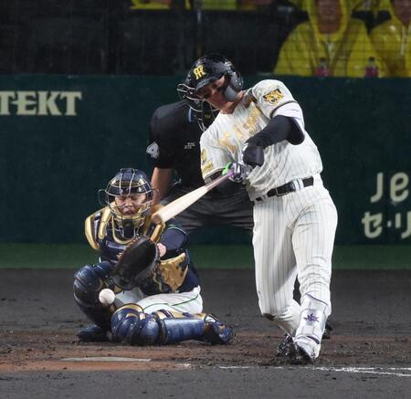 ７回、中前打を放つ森下（撮影・山口登）