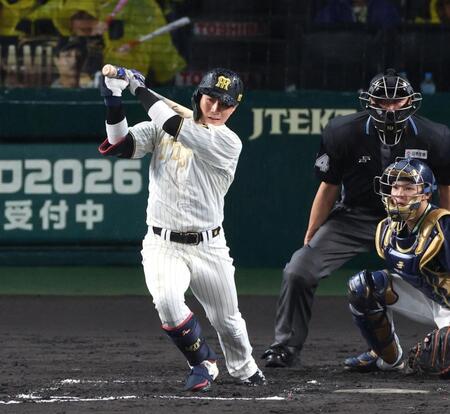 ６回、右前打を放つ木浪（撮影・山口登）