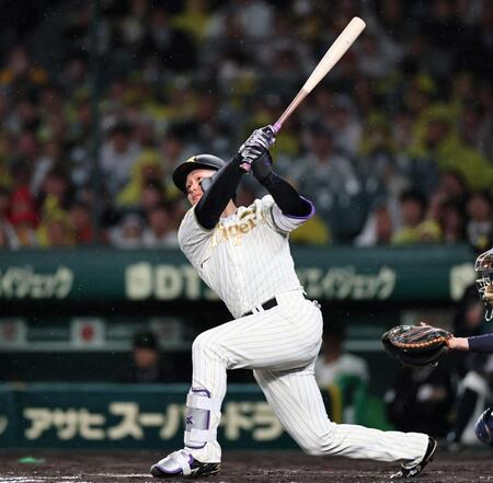 ４回、先制ソロを放つ森下（撮影・田中太一）