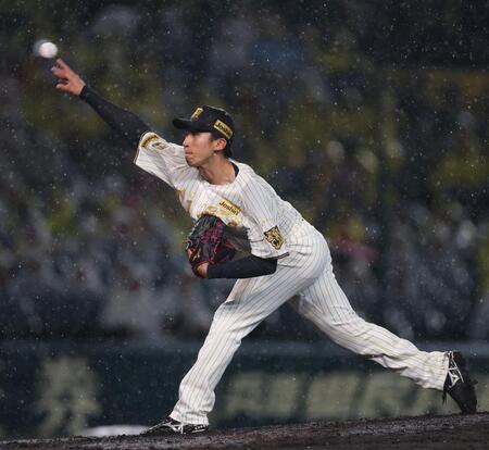 ６回、雨の中力投する茨木（撮影・西田忠信）