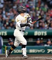 １回、同点の左犠飛を放つ佐藤輝（撮影・山口登）