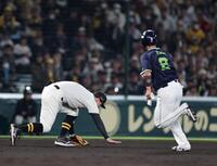 ６回、佐藤輝は増田の打球を捕球できず（撮影・山口登）