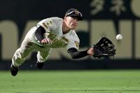 　８回、打球に飛びついて好捕する福島（撮影・田中太一）