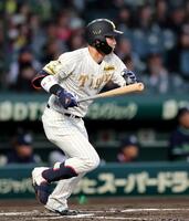１回、左前に勝ち越し適時打を放つ木浪（撮影・山口登）