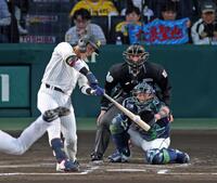 １回、左前へ勝ち越し適時打を放つ木浪（撮影・立川洋一郎）