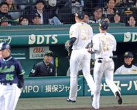 　６回表が終了しスコアボードを見上げる藤川監督（中央奥）。同手前は勝ち越しを許しベンチへ下がる早川（撮影・立川洋一郎）