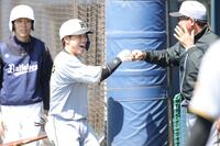 ２回、梅野は左越えに先制の２点本塁打を放ち、笑顔でベンチに迎えられる（撮影・坂部計介）