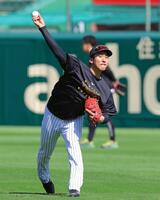 登板へ向けて調整する茨木（撮影・立川洋一郎）