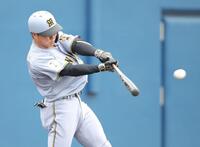 ４回、長坂は左中間に適時二塁打を放つ（撮影・坂部計介）