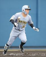 １回、糸原は右前に適時打を放つ（撮影・坂部計介）