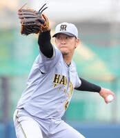 ８回、２番手で登板した岩貞（撮影・坂部計介）