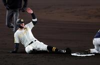 ２回、盗塁を決める佐藤輝（撮影・山口登）