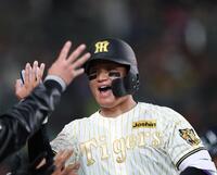 ４回、先制ソロを放ち、ベンチ前で笑顔を見せる森下（撮影・西田忠信）