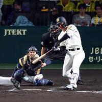 ４回、左越えに先制ソロを放つ森下（撮影・山口登）