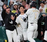 ４回、ソロを放った森下を迎える茨木（撮影・田中太一）