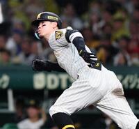 ４回、二塁打を放つ佐藤輝（撮影・田中太一）