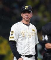 ６回、選手交代を告げた藤川監督（撮影・西田忠信）