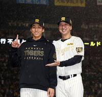 プロ初勝利を挙げ、藤川監督（右）と笑顔で写真に納まる茨木（撮影・西田忠信）