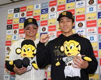 森下（左）と笑顔でポーズをする茨木（撮影・西田忠信）