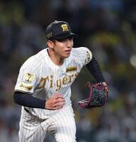 ４回、奥川の打球で駆け出す茨木（撮影・西田忠信）