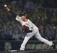 ６回、雨の中力投する茨木（撮影・西田忠信）