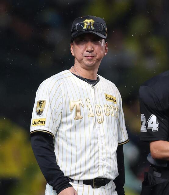 ６回、選手交代を告げた藤川監督（撮影・西田忠信）