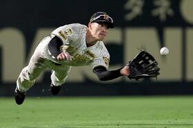 　８回、打球に飛びついて好捕する福島（撮影・田中太一）