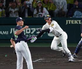 ４回、左越えに先制ソロを放つ森下（撮影・山口登）