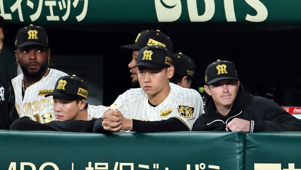 ヤクルトに逆転負けし、悔しさをにじませる（右から）ルーカス、早川ら（撮影・田中太一）