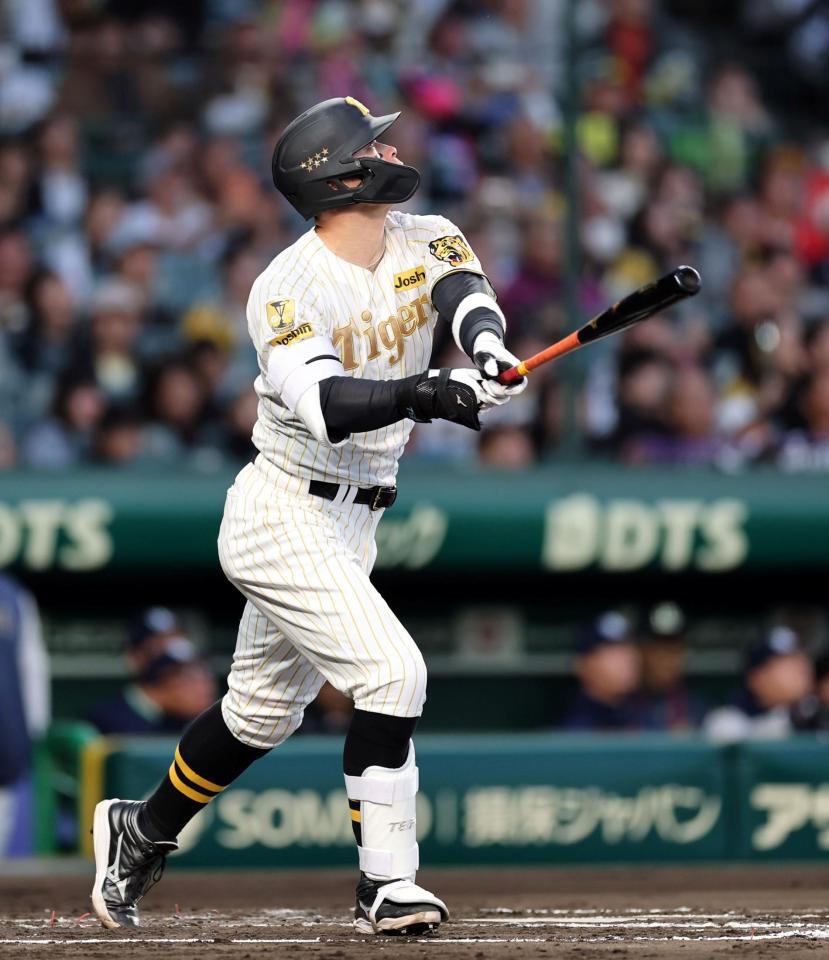 １回、同点の左犠飛を放つ佐藤輝（撮影・山口登）