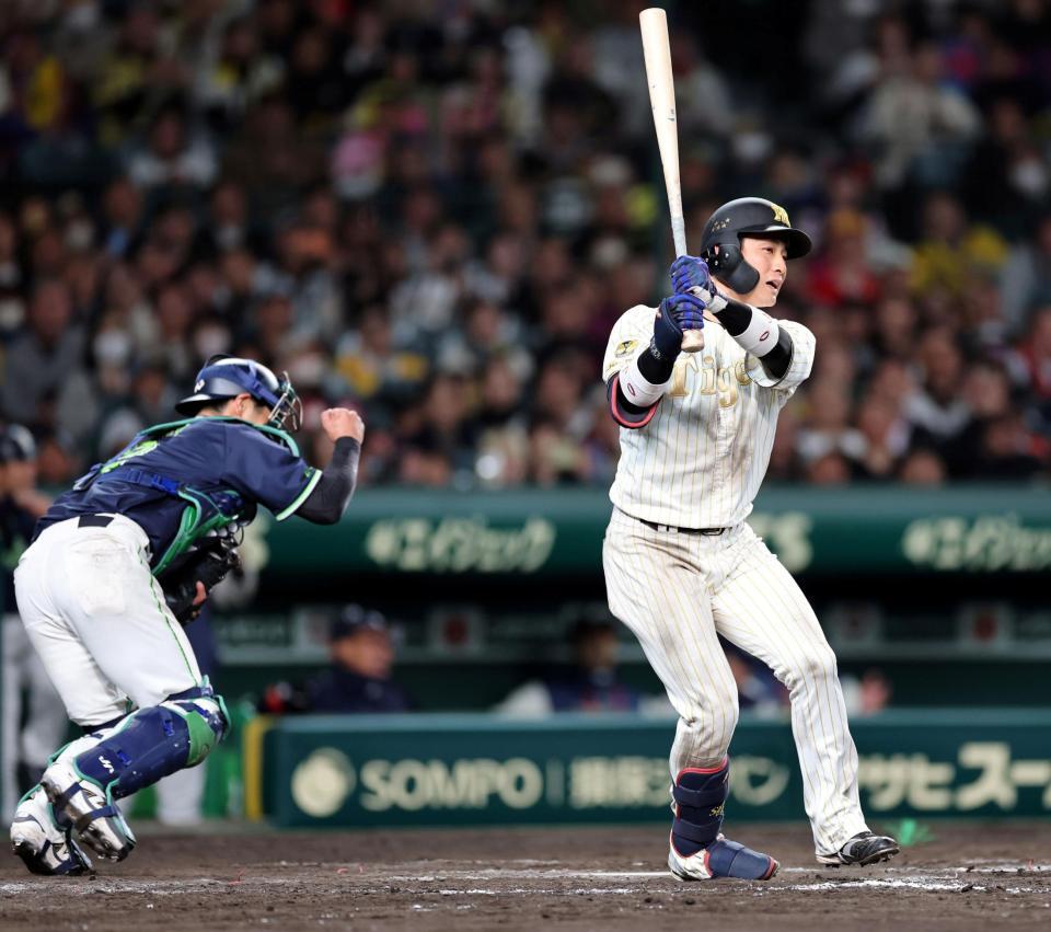 ８回、空振り三振に倒れる木浪（撮影・山口登）