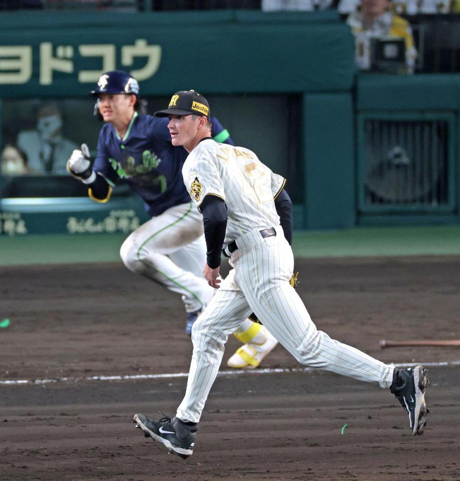 ５回、長岡を二ゴロに打ち取るルーカス（撮影・立川洋一郎）