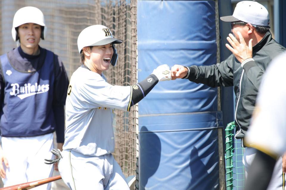 ２回、梅野は左越えに先制の２点本塁打を放ち、笑顔でベンチに迎えられる（撮影・坂部計介）