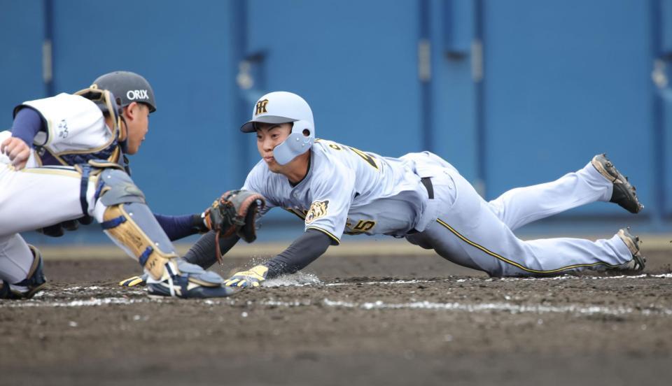 ５回、糸原の内野ゴロで三走・佐野が本塁を突いたが憤死（撮影・坂部計介）