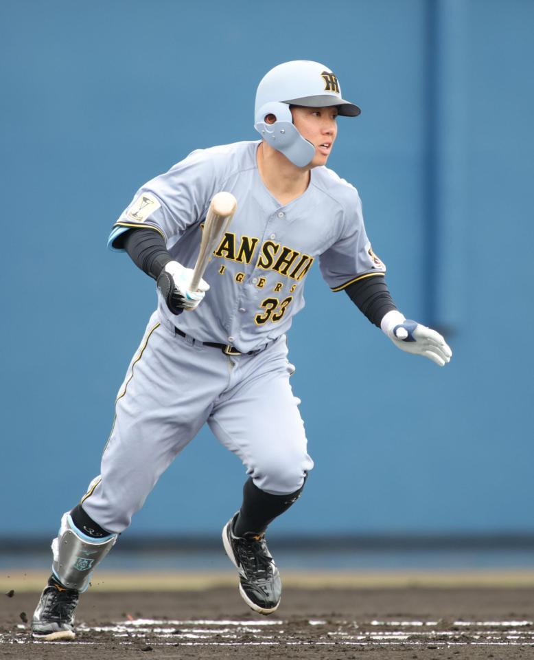 １回、糸原は右前に適時打を放つ（撮影・坂部計介）