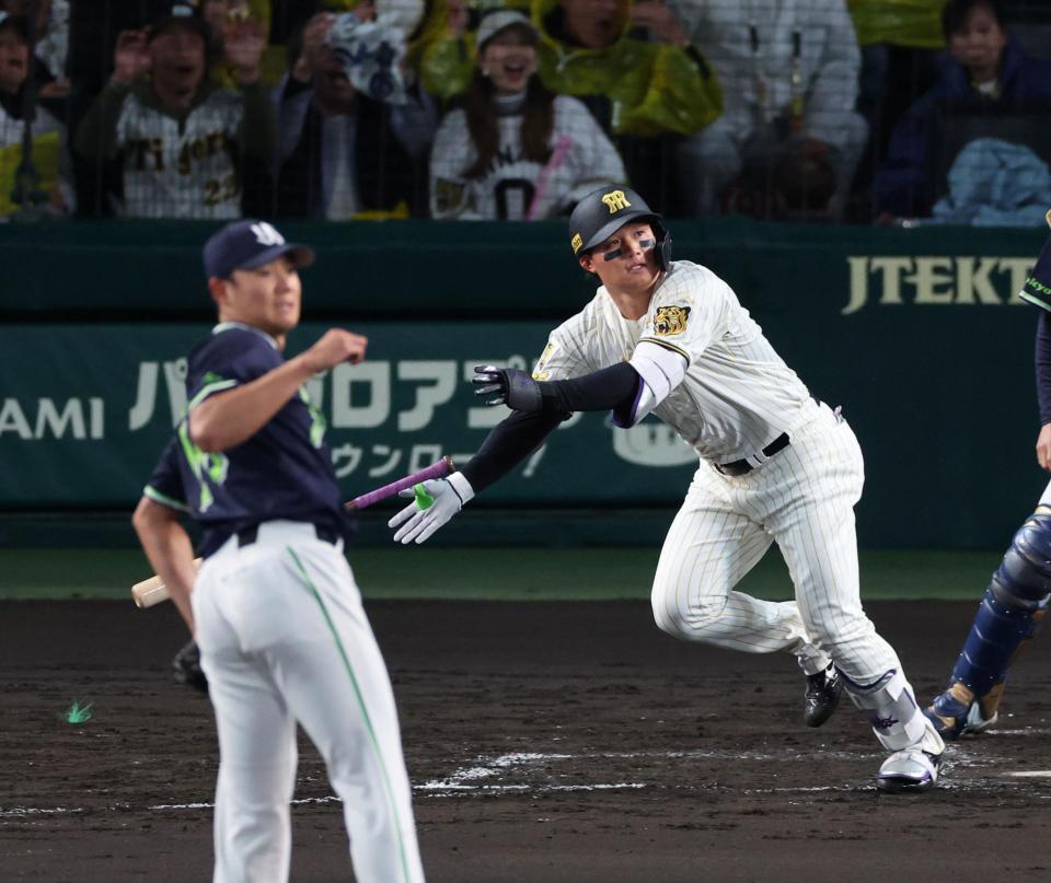 ４回、左越えに先制ソロを放つ森下（撮影・山口登）