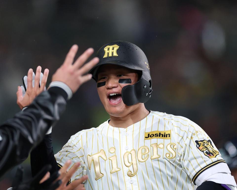 ４回、先制ソロを放ち、ベンチ前で笑顔を見せる森下（撮影・西田忠信）