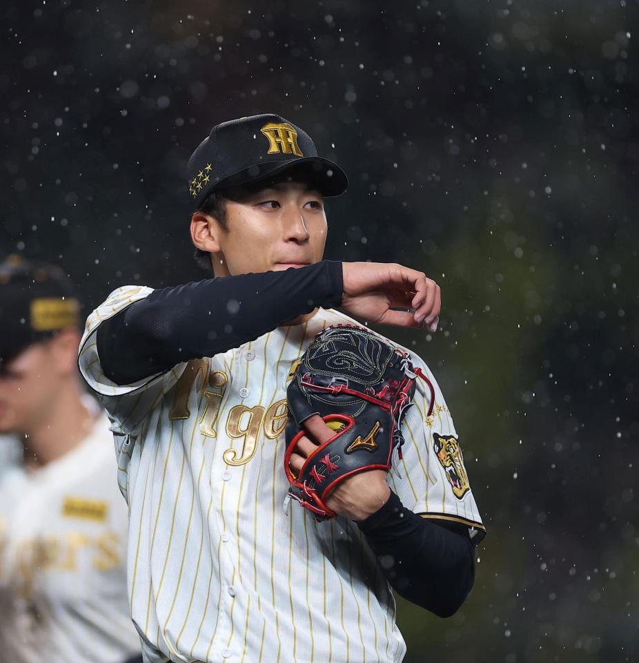 ６回、代打の宮本を三振に仕留めベンチに戻る茨木（撮影・西田忠信）