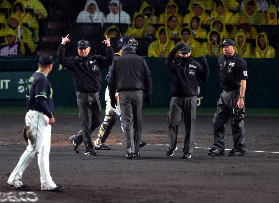 ７回阪神の攻撃中、雨が強まり審判団が選手をベンチに戻す（撮影・山口登）