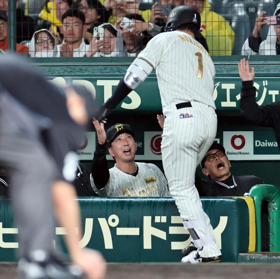 ４回、ソロを放った森下を迎える藤川監督（撮影・田中太一）