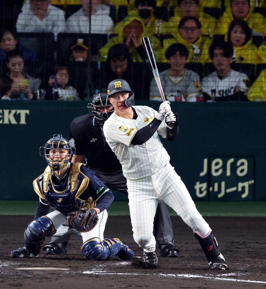 ４回、左前に適時打を放つ大山（撮影・山口登）