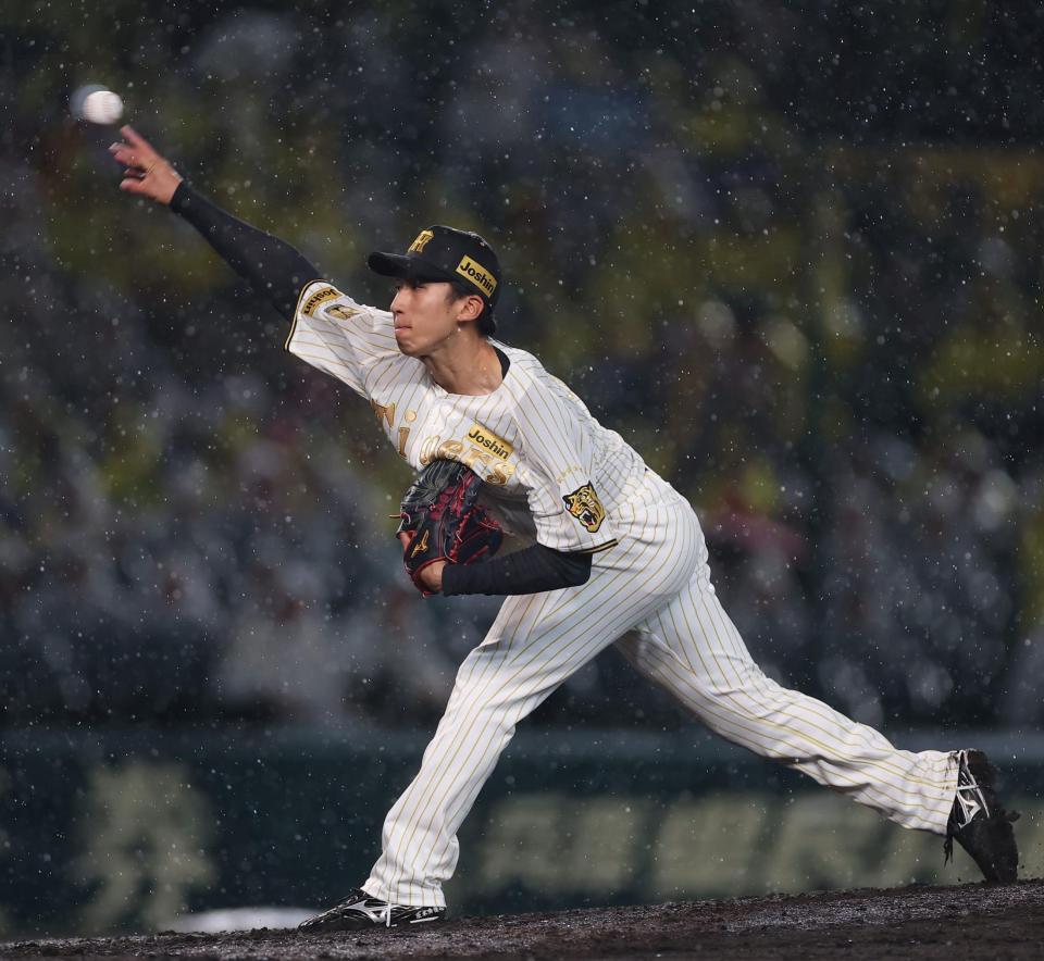 ６回、雨の中力投する茨木（撮影・西田忠信）