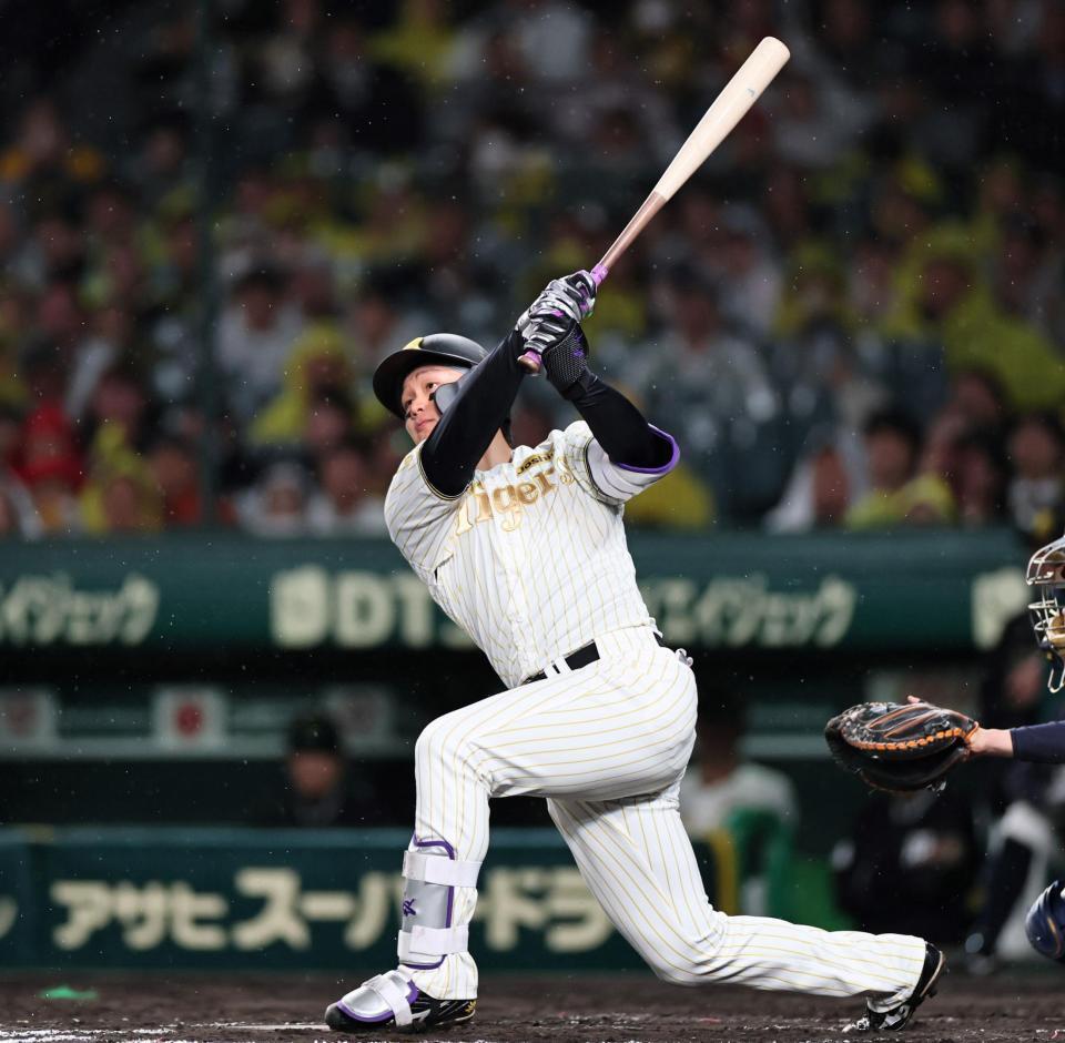 ４回、先制ソロを放つ森下（撮影・田中太一）