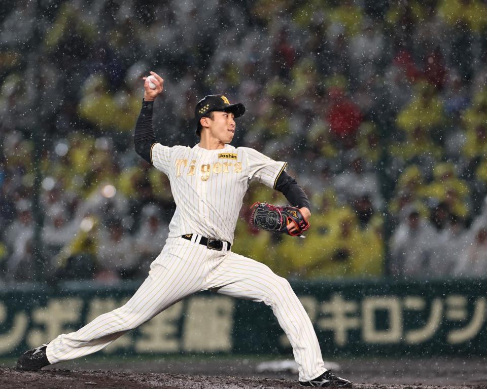 ６回、雨が降る中力投する茨木（撮影・田中太一）
