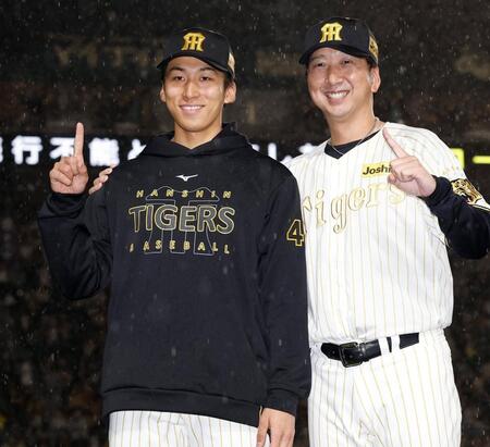 プロ初勝利を挙げ、藤川監督（右）と笑顔で写真に納まる茨木（撮影・西田忠信）