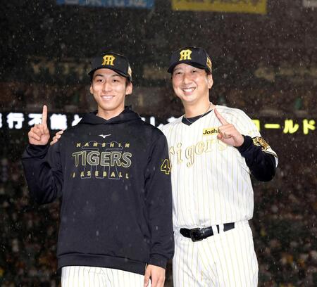 　プロ初勝利を挙げ、藤川監督（右）と笑顔で写真に納まる茨木（撮影・西田忠信）