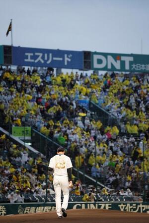 プロ初先発のマウンドに向かう茨木（撮影・西田忠信）