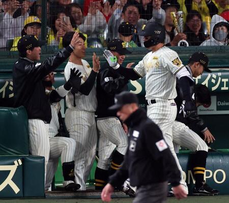 ４回、先制ソロを放った森を迎える茨木（中央左）らナイン（撮影・山口登）