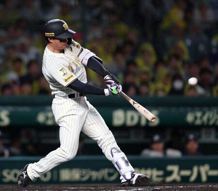 ４回、先制ソロを放つ森下（撮影・西田忠信）